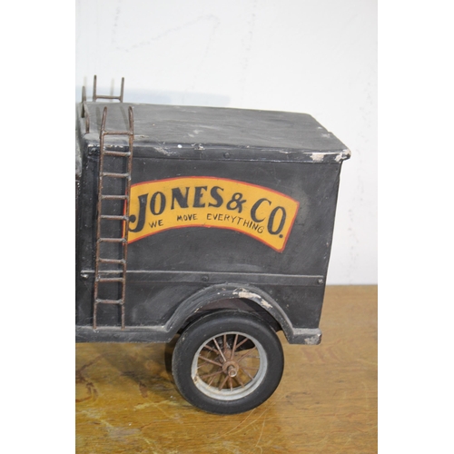 591 - JONES AND CO VAN MODEL
60 X 25 X 35CM