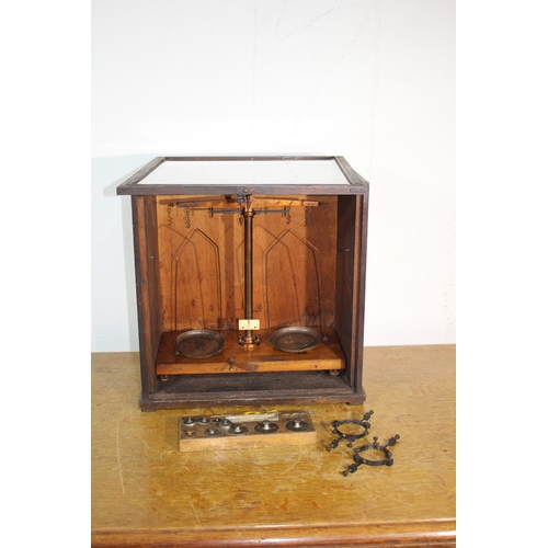 607 - SET OF SCIENTIFIC SCALES AND WEIGHTS 
40 X 24 X 42CM