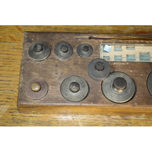 607 - SET OF SCIENTIFIC SCALES AND WEIGHTS 
40 X 24 X 42CM