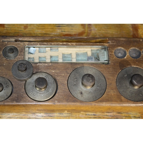 607 - SET OF SCIENTIFIC SCALES AND WEIGHTS 
40 X 24 X 42CM