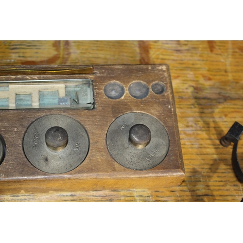 607 - SET OF SCIENTIFIC SCALES AND WEIGHTS 
40 X 24 X 42CM