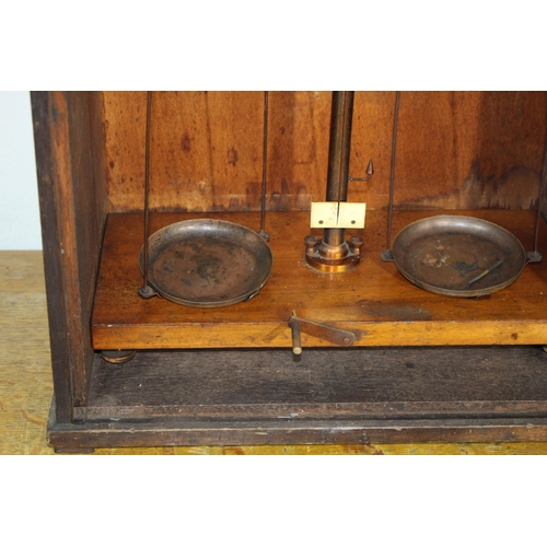 607 - SET OF SCIENTIFIC SCALES AND WEIGHTS 
40 X 24 X 42CM