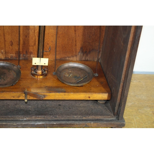 607 - SET OF SCIENTIFIC SCALES AND WEIGHTS 
40 X 24 X 42CM