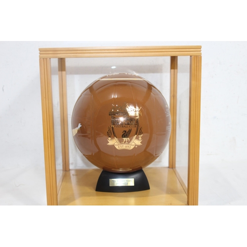 890 - BOXED AND IN DISPLAY CASE BILL SHANKLEY BALL
26 X 30 X 33CM