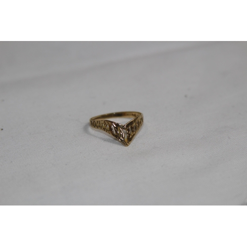 1313 - 9CT GOLD V SHAPED RING - SIZE O