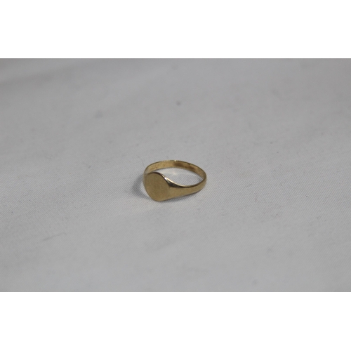 1315 - SMAL 9CT GOLD PINKY SIGNET RING - SIZE I