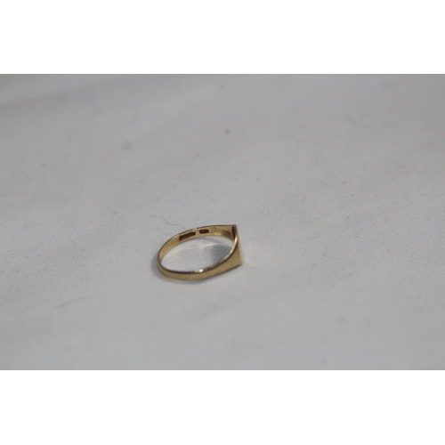 1315 - SMAL 9CT GOLD PINKY SIGNET RING - SIZE I