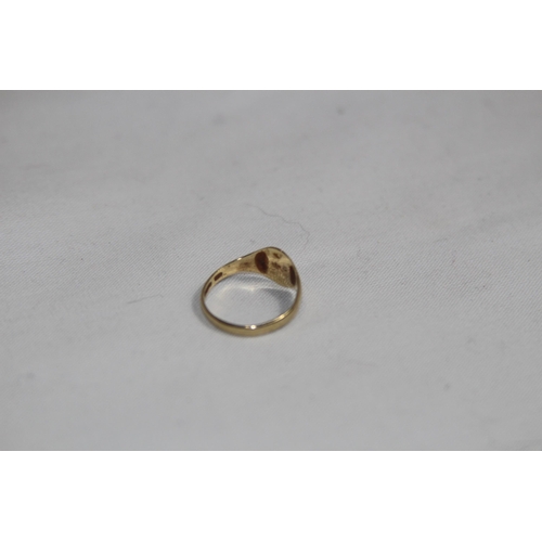 1315 - SMAL 9CT GOLD PINKY SIGNET RING - SIZE I