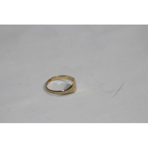 1315 - SMAL 9CT GOLD PINKY SIGNET RING - SIZE I