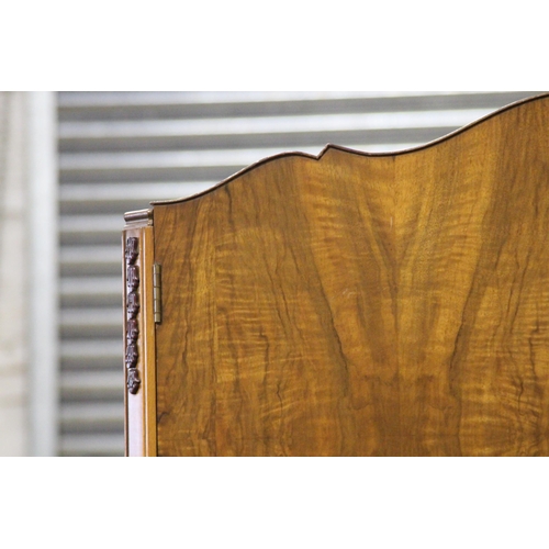 16 - GENTLEMANS WARDROBE 
90 X 55 X 190CM