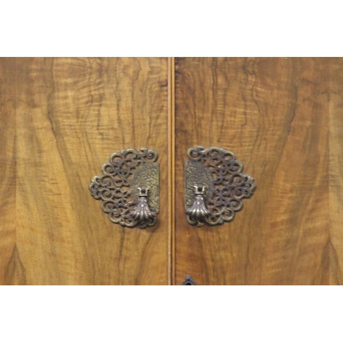 16 - GENTLEMANS WARDROBE 
90 X 55 X 190CM