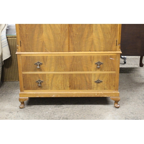 16 - GENTLEMANS WARDROBE 
90 X 55 X 190CM