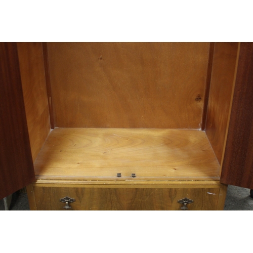 16 - GENTLEMANS WARDROBE 
90 X 55 X 190CM