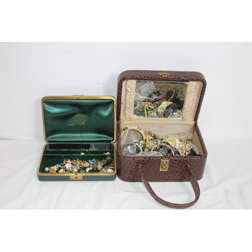 385 - QUANTITY OF COSTUME JEWELLERY