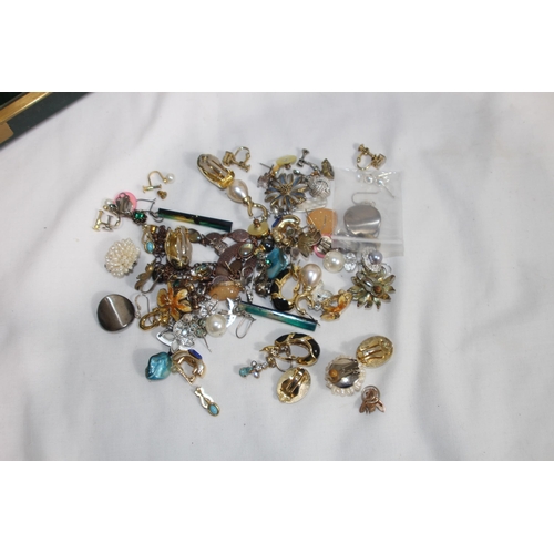 385 - QUANTITY OF COSTUME JEWELLERY