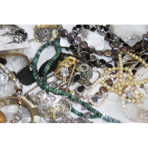385 - QUANTITY OF COSTUME JEWELLERY
