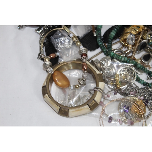 385 - QUANTITY OF COSTUME JEWELLERY