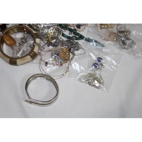 385 - QUANTITY OF COSTUME JEWELLERY