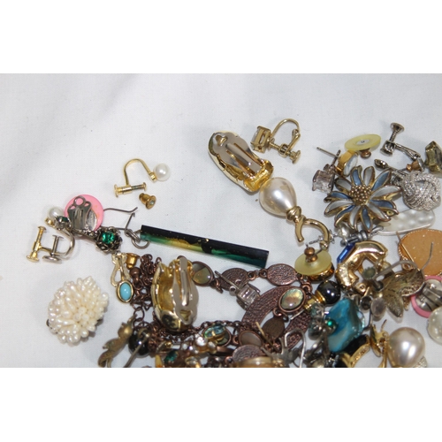 385 - QUANTITY OF COSTUME JEWELLERY