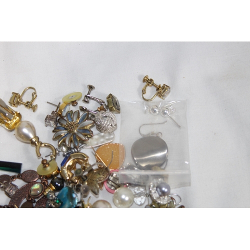 385 - QUANTITY OF COSTUME JEWELLERY