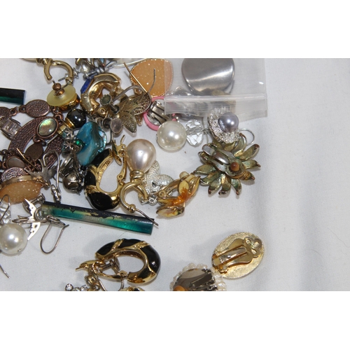 385 - QUANTITY OF COSTUME JEWELLERY