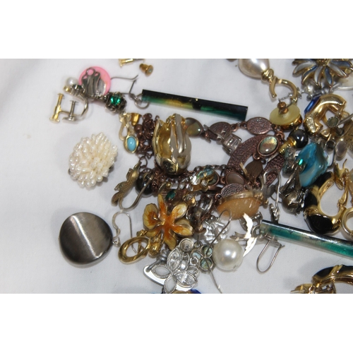 385 - QUANTITY OF COSTUME JEWELLERY