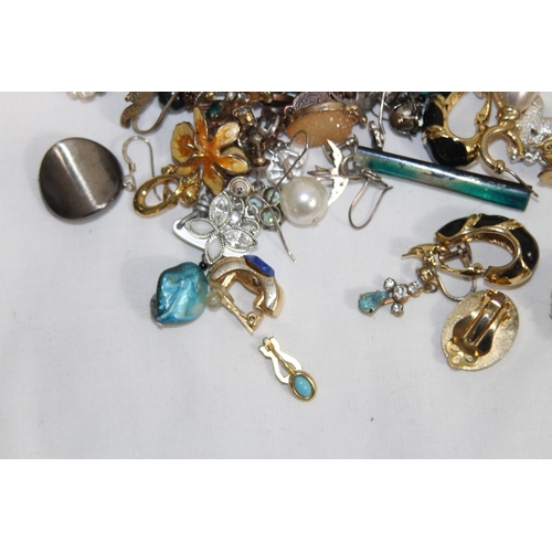 385 - QUANTITY OF COSTUME JEWELLERY
