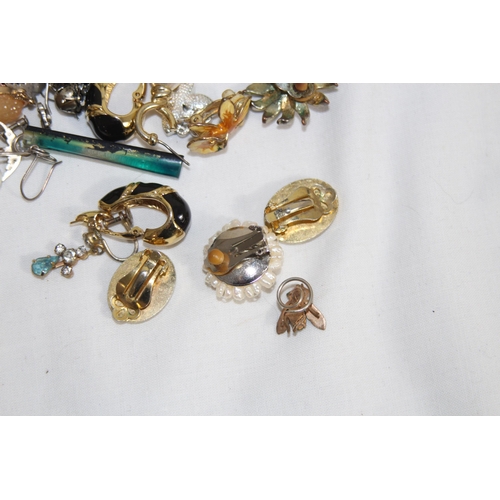 385 - QUANTITY OF COSTUME JEWELLERY