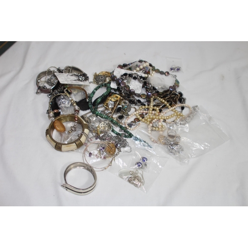 385 - QUANTITY OF COSTUME JEWELLERY