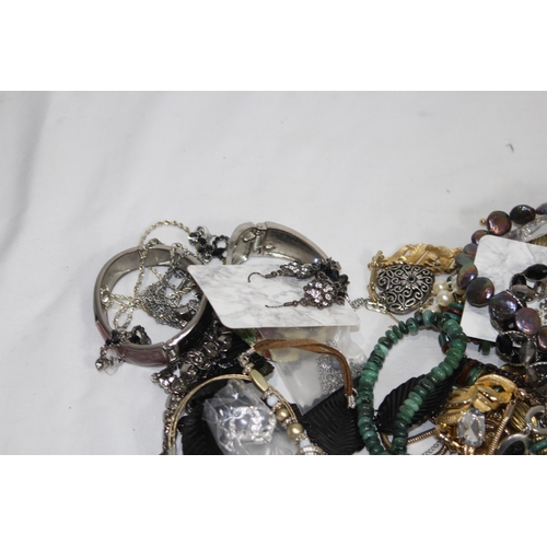 385 - QUANTITY OF COSTUME JEWELLERY