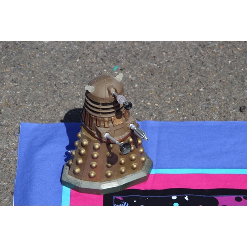 644 - DR WHO PRINT ON LINEN AND TWO DALEKS