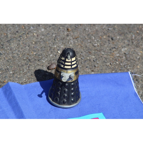 644 - DR WHO PRINT ON LINEN AND TWO DALEKS