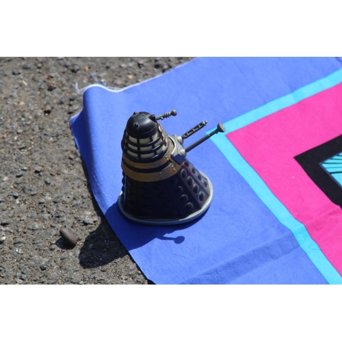 644 - DR WHO PRINT ON LINEN AND TWO DALEKS