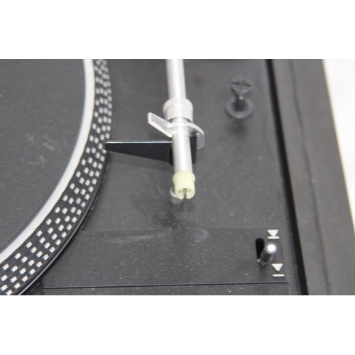 596 - DUAL 505-3 RECORD PLAYER