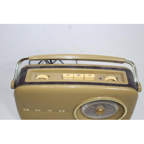 598 - RETRO BUSH RADIO