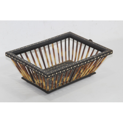 545 - SMALL ANTIQUE PORCUPINE AND HARDWOOD BASKET
19 x 26 x 9CM