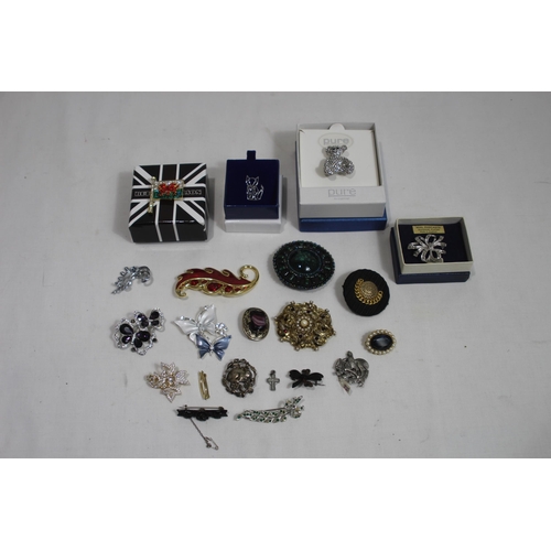 555 - QUANTITY OF GOOD BROOCHES