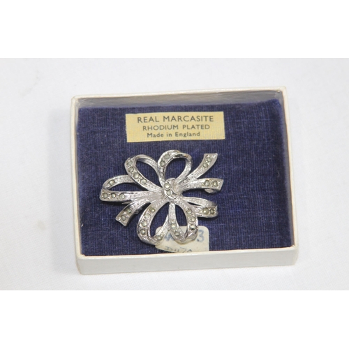 555 - QUANTITY OF GOOD BROOCHES