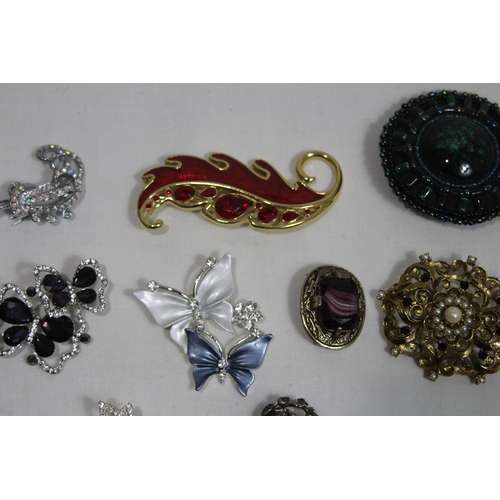 555 - QUANTITY OF GOOD BROOCHES