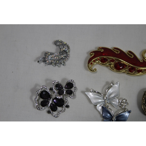 555 - QUANTITY OF GOOD BROOCHES