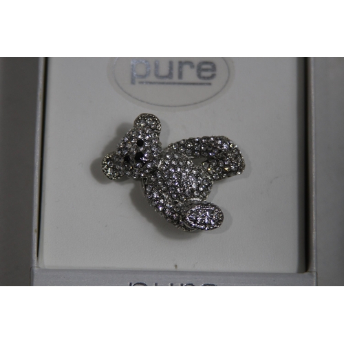 555 - QUANTITY OF GOOD BROOCHES