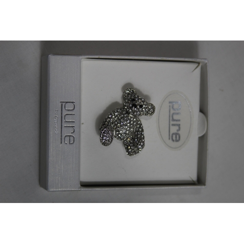 555 - QUANTITY OF GOOD BROOCHES