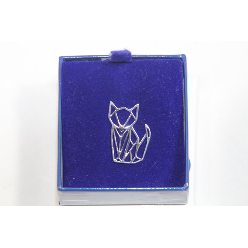 555 - QUANTITY OF GOOD BROOCHES