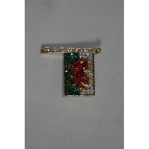 555 - QUANTITY OF GOOD BROOCHES