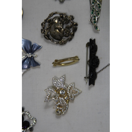 555 - QUANTITY OF GOOD BROOCHES