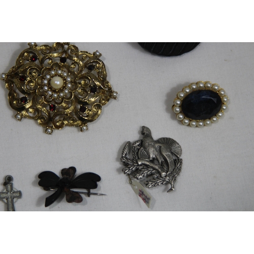 555 - QUANTITY OF GOOD BROOCHES