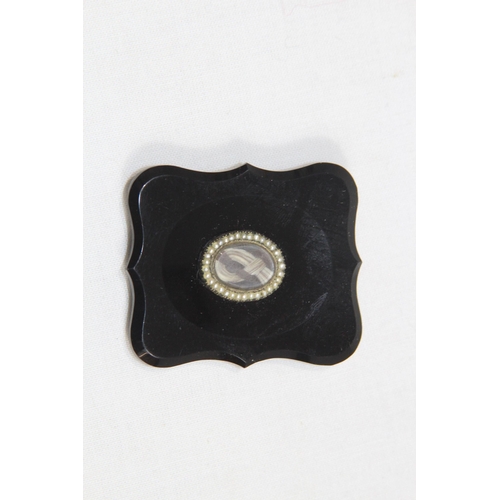 557 - ANTIQUE MOURNING BROOCH