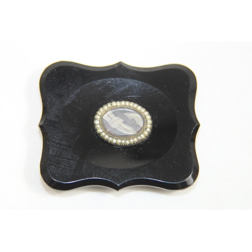 557 - ANTIQUE MOURNING BROOCH
