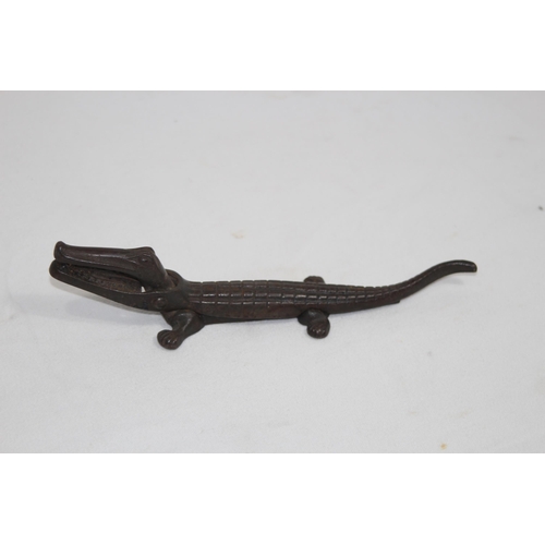 567 - NOVELTY 19TH CENTURY CAST IRON NUTCRACKER IN THE FORM OF A CROCODILE
23cm