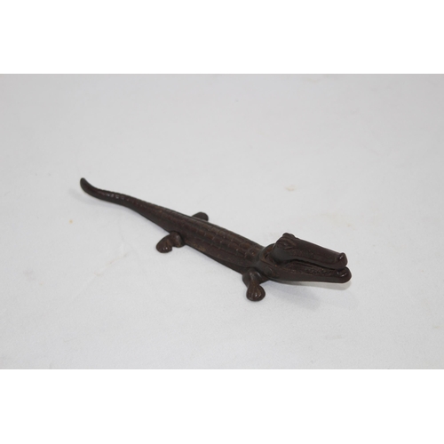567 - NOVELTY 19TH CENTURY CAST IRON NUTCRACKER IN THE FORM OF A CROCODILE
23cm